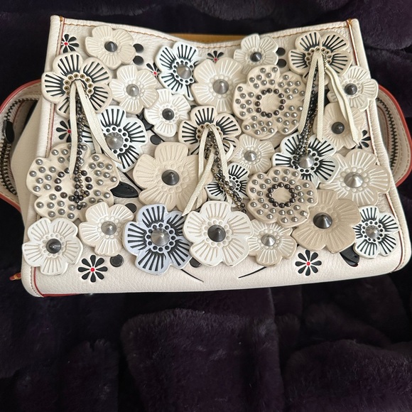 COACH Rogue 25 in Glovetanned Pebbled Leather with Wild Tea Rose Chalk - Picture 2 of 15